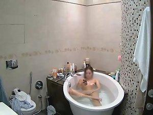 Sweetie fingers pussy in bathtub Picture 5