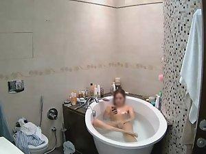 Sweetie fingers pussy in bathtub Picture 6