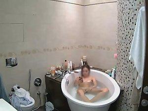 Sweetie fingers pussy in bathtub Picture 7