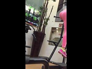 Voyeur checks out fittest girl in his gym