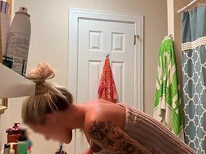 Spying on gorgeous roommate naked in bathroom Picture 6