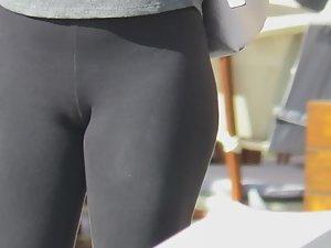 Voyeur zooms on big pussy bulge in black leggings Picture 1