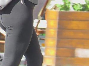 Voyeur zooms on big pussy bulge in black leggings Picture 2