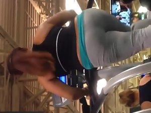 Big asian girl's ass on a treadmill Picture 7