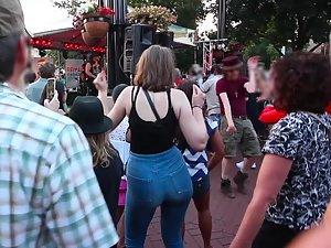 Hottie shakes her ass during a street concert Picture 1