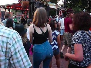 Hottie shakes her ass during a street concert Picture 2