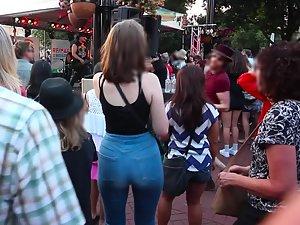Hottie shakes her ass during a street concert Picture 3