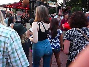 Hottie shakes her ass during a street concert Picture 5