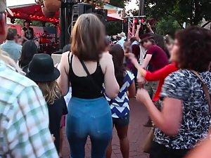 Hottie shakes her ass during a street concert Picture 7
