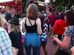Hottie shakes her ass during a street concert Picture 8