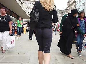 Ultra tight buttocks spotted on the street Picture 1