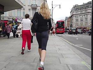 Ultra tight buttocks spotted on the street Picture 3