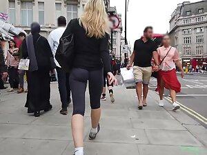 Ultra tight buttocks spotted on the street Picture 4
