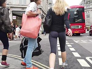 Ultra tight buttocks spotted on the street Picture 5
