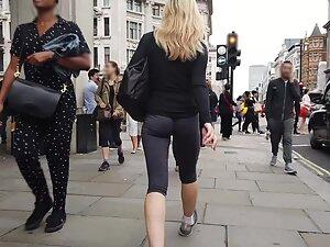 Ultra tight buttocks spotted on the street Picture 8