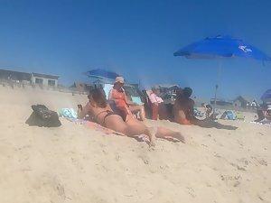 Big mature butt spreads out on a beach towel Picture 1