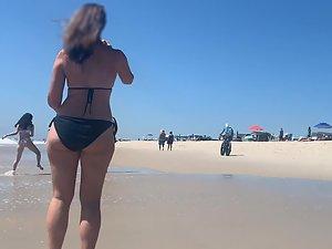 Big mature butt spreads out on a beach towel Picture 6