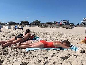 Big mature butt spreads out on a beach towel Picture 7