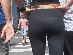 Sexy jogger bends over in front of me Picture 1