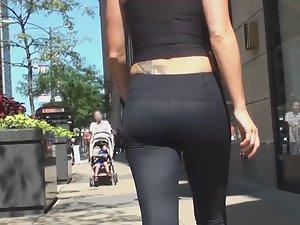 Sexy jogger bends over in front of me Picture 4