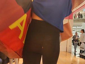 Noticeable hole and thong in cheap leggings Picture 7