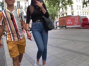Peacock guy holds gorgeous brunette's hand Picture 4
