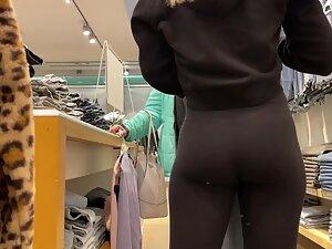 Blonde touches her own hot butt in leggings Picture 2