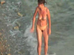 Sunburned woman is naked on a beach Picture 5