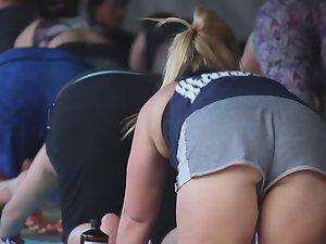 Peeping on hot yoga girls Picture 1