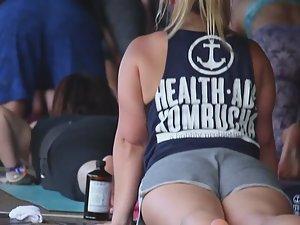 Peeping on hot yoga girls Picture 3