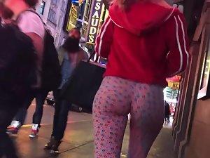Fuckable ass in colorful leggings Picture 8