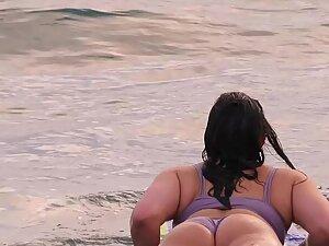 Thick butt shakes like jello on surfboard Picture 1