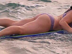 Thick butt shakes like jello on surfboard Picture 3