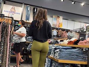 Phat booty of a sexy salesgirl on a ladder Picture 1