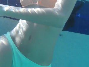 Little bubble butt inside swimming pool Picture 8