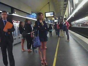 Smoking hot babe from the subway Picture 1