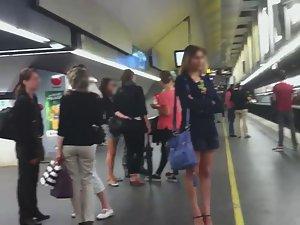 Smoking hot babe from the subway Picture 3