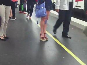 Smoking hot babe from the subway Picture 5