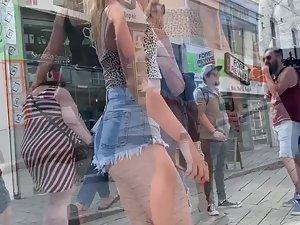 Sexy teen likes to flaunt her seductive body Picture 1