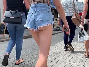 Sexy teen likes to flaunt her seductive body Picture 2