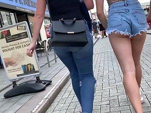 Sexy teen likes to flaunt her seductive body Picture 3