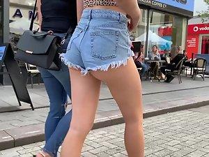 Sexy teen likes to flaunt her seductive body Picture 4