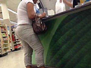 Big ass of a woman in the store Picture 7