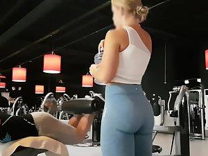 Spying a hot fitness influencer in the gym Picture 2