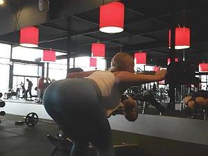 Spying a hot fitness influencer in the gym Picture 8
