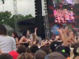 Hot girl flashes tits during a concert Picture 2