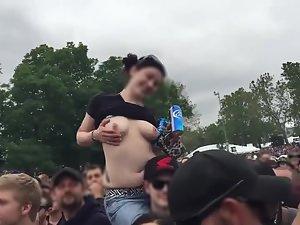 Hot girl flashes tits during a concert Picture 4