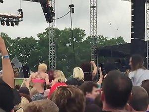 Hot girl flashes tits during a concert Picture 5