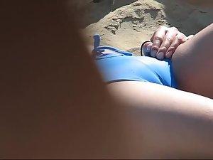 Camel toe on a beach Picture 2