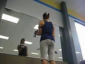 Spying her perfect ass during a workout